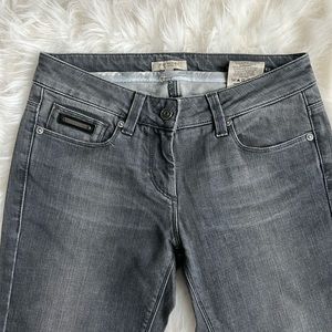 Burberry London Windsor W27 Flare Leg wjeans. %98 Cotton %2 Elastane. Mid rise.